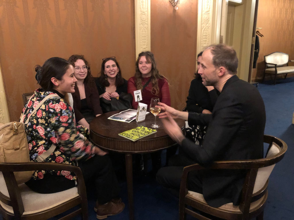 Bild von Personen, die an einem Tisch sitzen